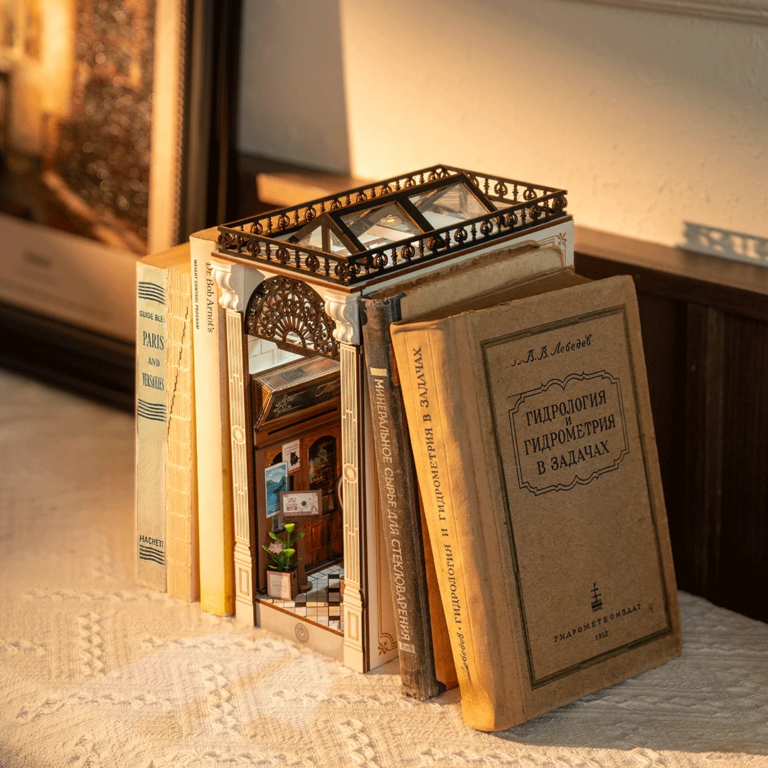 DIY minimaailma kirjahyllyyn - Arcade Dating Book Nook - Image 5