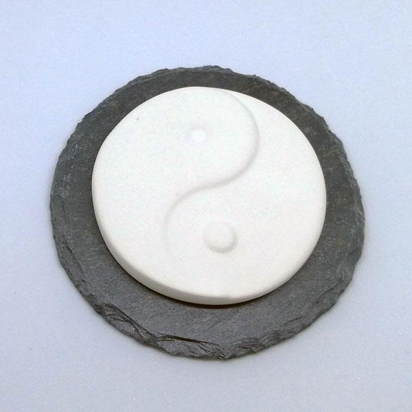 Tuoksukivi Yin Yang liuskekivialustalla - Image 2