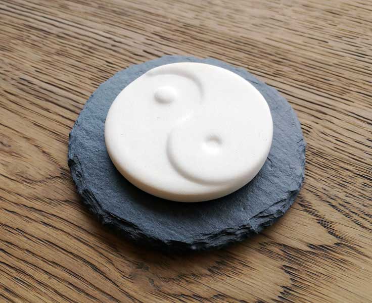 Tuoksukivi Yin Yang liuskekivialustalla - Image 3